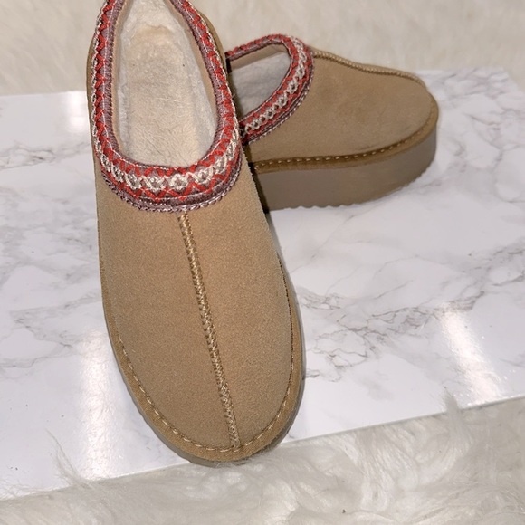Cozy Tan Slip-On Shoes with Red Trim size 37/6.5-7 - Picture 7 of 10